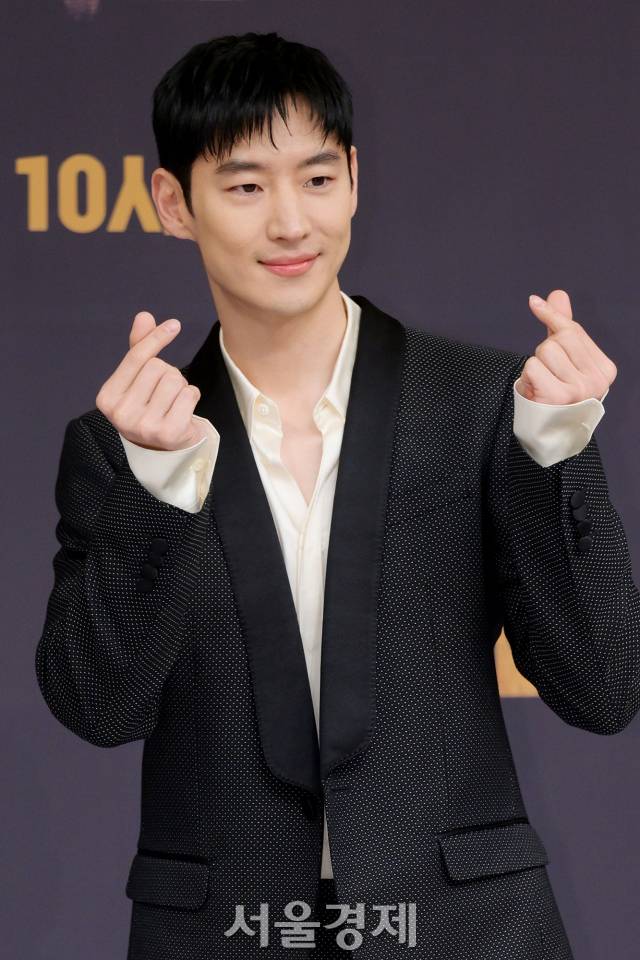 배우 이제훈이 17일 오후 서울 양천구 SBS 사옥에서 진행된 SBS 새 금토드라마 '모범택시2'(극본 오상호/연출 이단) 제작발표회에서 포즈를 취하고 있다. / 사진=김규빈 기자