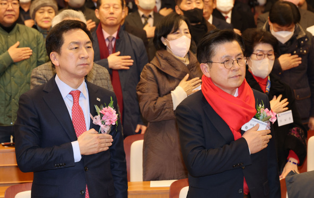 김기현 국민의힘 당 대표 후보와 황교안 당 대표 후보가 8일 국회 헌정기념관에서 열린 국민의힘 책임당원협의회 출범식에서 국민의례를 하고 있다. 연합뉴스