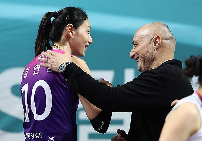 19일 오후 서울 장충체육관에서 열린 2022-2023 V-리그 GS칼텍스 대 흥국생명 경기가 끝난 후 아본단자 흥국생명 신임 감독과 김연경이 대화를 나누고 있다. 2023.2.19 연합뉴스