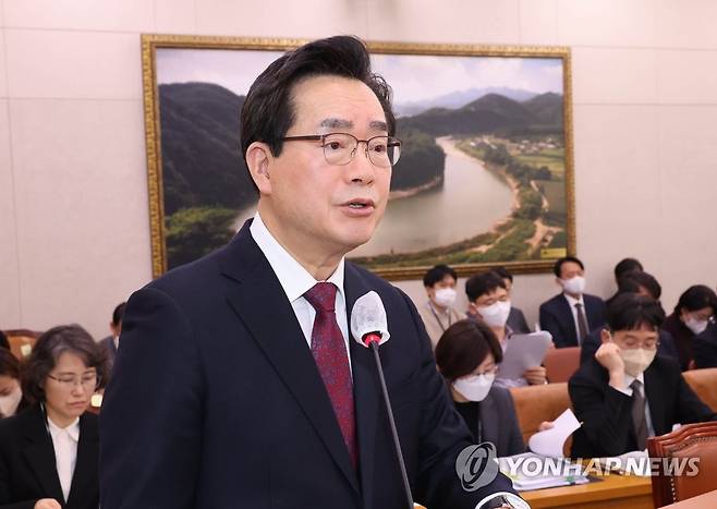 업무보고하는 정황근 장관 (서울=연합뉴스) 백승렬 기자 = 정황근 농림축산식품부 장관이 20일 국회에서 열린 농림축산식품해양수산위원회 전체회의에서 업무보고를 하고 있다. 2023.2.20 srbaek@yna.co.kr