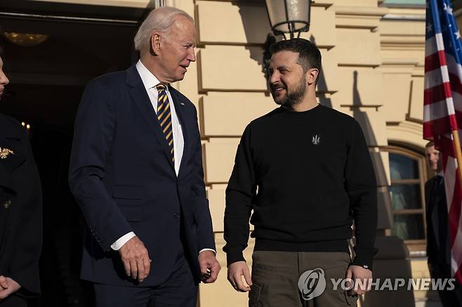 "바이든, 우크라 키이우 깜짝 방문 중" [AP=연합뉴스. 재판매 및 DB 금지]