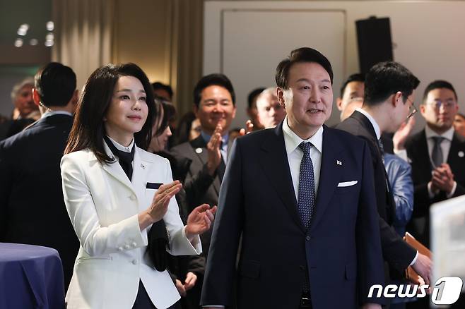윤석열 대통령과 김건희 여사가 지난 1월 18일 오후(현지시간) 아메론 스위스 마운틴 호텔 다보스에서 열린 한국의 밤 행사에 참석하고 있다. (대통령실 제공) ⓒ News1 안은나 기자