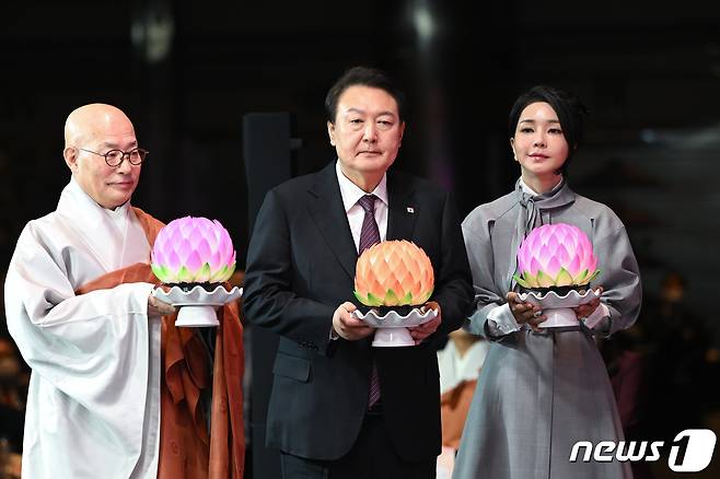 윤석열 대통령과 김건희 여사가 지난  6일 서울 강남구 코엑스에서 열린 불기 2567년 대한민국 불교도 신년대법회에서 헌등하고 있다. (대통령실 제공) ⓒ News1 오대일 기자