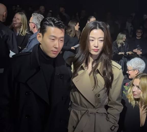 20일(현지시각) 영국 런던 패션위크 버버리 2023 가을‧겨울(F/W) 컬렉션에 참석한 축구선수 손흥민과 배우 전지현. /더블유코리아 인스타그램