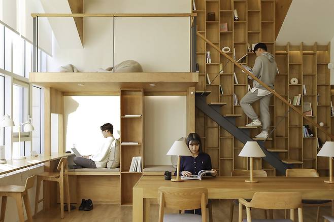 코리빙 하우스 '홈즈컴퍼니'의 공유 라운지 전경. /홈즈컴퍼니 제공