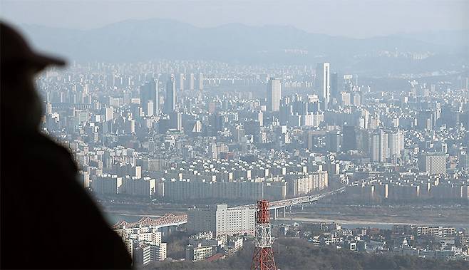 서울 시내 도심 아파트 단지. 정부가 1월 3일 강력한 부동산 규제 완화 정책을 내놓은 이후 향후 부동산 시장 향방에 관심이 쏠리고 있다. 사진 뉴스1