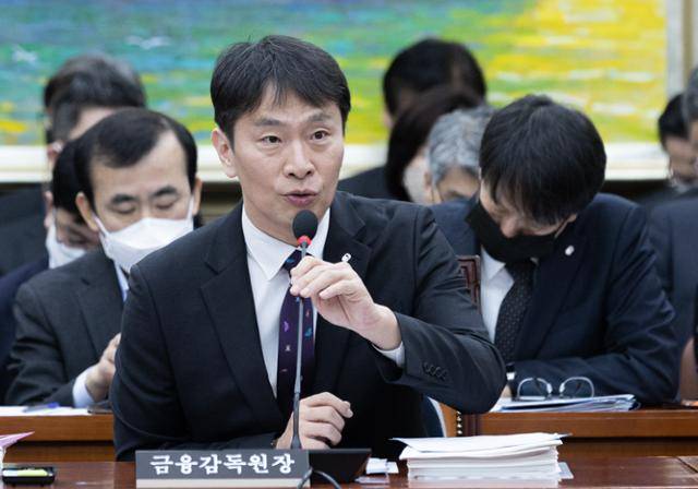 이복현 금융감독원장이 21일 오전 서울 여의도 국회에서 열린 정무위원회 전체회의에서 의원 질의에 답변하고 있다. 뉴스1