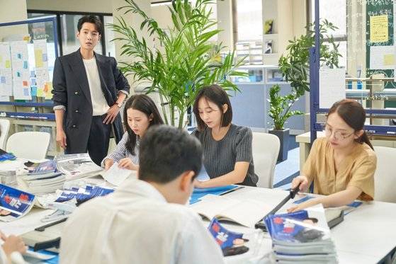 드라마 속 '일타 강사' 최치열이 학원 조교들과 함께 강의 준비를 하는 모습. tvN