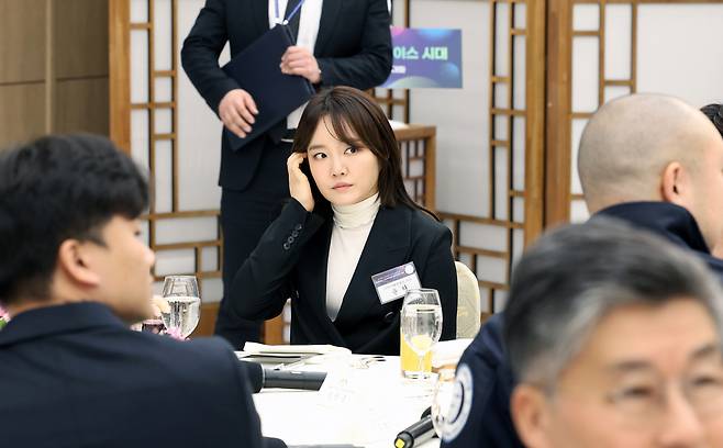 가수 윤하가 21일 서울 용산 대통령실 청사에서 열린 '꿈과 도전의 뉴스페이스 시대, 우주경제 개척자와의 대화'에 참석해 자리하고 있다. 윤석열 대통령은 이날 우주 분야 창업기업 및 투자사 관계자, 연구원, 학생 등 우주경제를 선도하고 있는 40여 명의 우주개척자들을 초청해 오찬 간담회를 함께 하며 격려했다. [연합]