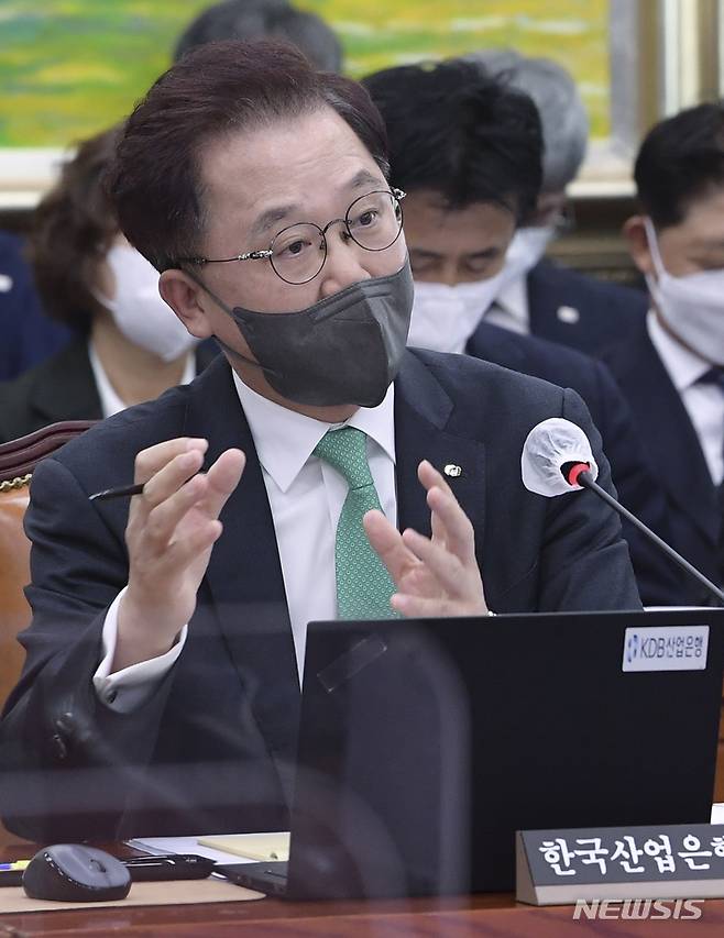 [서울=뉴시스] 최진석 기자 = 강석훈 산업은행 회장이 20일 서울 여의도 국회에서 열린 국회 정무위원회의 예금보험공사, 한국산업은행, 중소기업은행, 서민금융진흥원에 대한 국정감사에서 의원들의 질의에 답하고 있다. 2022.10.20. (공동취재사진) photo@newsis.com