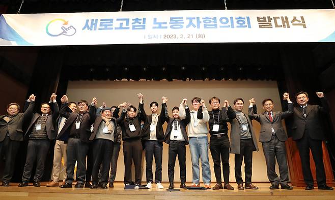 김문수 경제사회노동위원회 위원장(오른쪽 두번째)과 유준환 의장(오른쪽 일곱번째)을, 새로고침 노동자협의회 위원들이 21일 서울 용산구 동자아트홀에서 열린 새로고침 노동자협의회 발대식에서 손을 맞잡고 있다. 뉴스1
