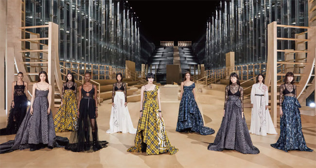 디올 2022 가을 여성 레디-투-웨어 패션쇼. [디올]