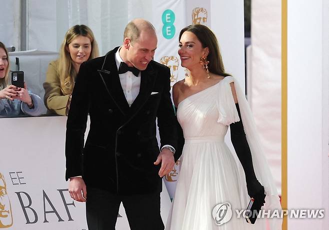 윌리엄 왕세자(왼쪽)와 캐서린 왕세자빈이 BAFTA 행사장에 들어서고 있다. [AFP 연합뉴스 자료사진. 재판매 및 DB 금지]