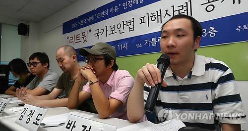 '리트윗' 국가보안법 피해자 기자회견 참석한 박정근 씨 (서울=연합뉴스) 김도훈 기자 = 10일 오전 서울 동교동 가톨릭청년회관에서 열린 '리트윗 국가보안법 피해자 기자회견'에 참석한 박정근(오른쪽)씨가 피해사례를 설명하고 있다. 2013.7.10