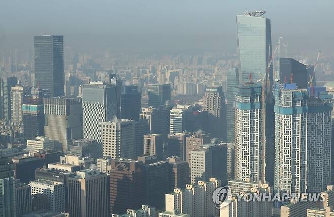 경기 침체 우려 속 기업 신용등급 하향 압박 (서울=연합뉴스) 류영석 기자 = 내년 경기침체 전망 속에서 신용평가업계가 건설, 철강, 유통, 게임 등 기업들에 대한 신용등급을 하향 조정하는 가운데 27일 다수 기업이 입주한 서울 여의도 일대 모습. 2022.12.27 ondol@yna.co.kr