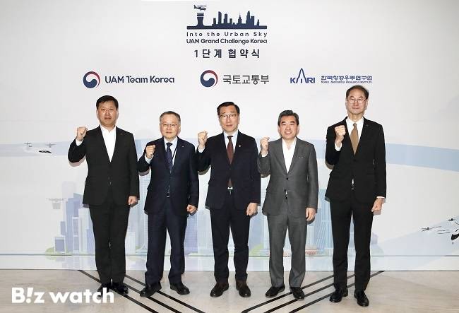 KT-현대차-현대건설 컨소시엄이 'K-UAM 그랜드챌린지 협약식' 이후 기념 사진을 촬영했다. 사진은 왼쪽부터 현대건설 기술연구원 박영준 상무, 한국항공우주연구원 이상률 원장, 어명소 국토교통부 2차관, 현대자동차 AAM본부 신재원 사장, KT 경영기획부문 박종욱 사장./사진=KT 제공