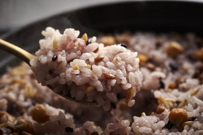 섬유질이 풍부한 통곡물밥은 담석증 관리에 도움이 된다. [사진=게티이미지뱅크]