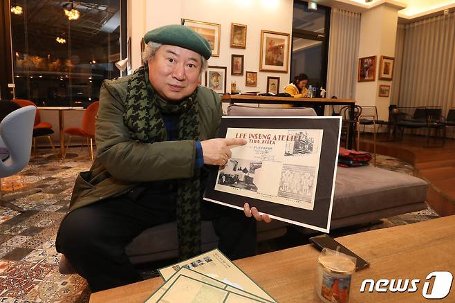 '천재화가 이인성(1912~1950)'의 아들 이채원 이인성기념사업회 회장이 1935년 대구 계산오거리 인근에 이인성이 설립했던 '이인성양화연구소' 안내문을 소개하고 있다.