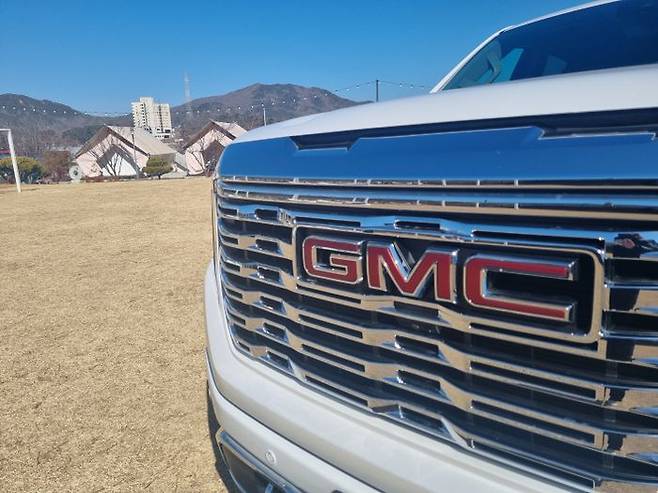 시에라의 라디에이터 그릴과 GMC 로고. ⓒ데일리안 편은지 기자