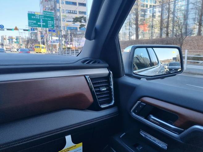 가죽과 우드 장식으로 장식된 인테리어. 픽업트럭 치고는 고급스럽다. ⓒ데일리안 편은지기자