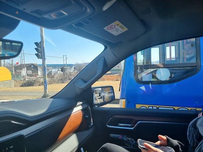 운전 중 정지 선에서 마주한 버스. 기사님과 얼굴을 마주하고 나니 차의 높이가 새삼 실감났다.ⓒ데일리안 편은지 기자