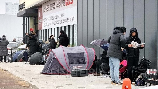 지난 19일 선착순 분양에 돌입한 경기도 안양시 동안구 호계동 '평촌센텀퍼스트' 견본주택 앞에 청약 대기자들이 텐트를 쳐 놓고 입장을 기다리고 있다. 사진 DL이앤씨