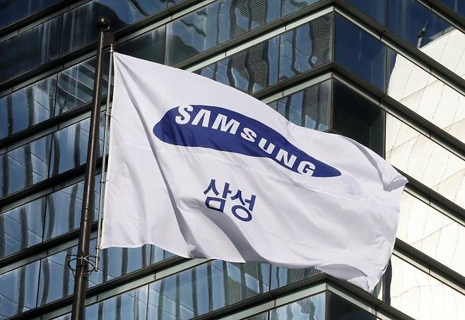 서울 삼성전자 서초사옥에 삼성 깃발이 펄럭이고 있다. 사진=뉴스1