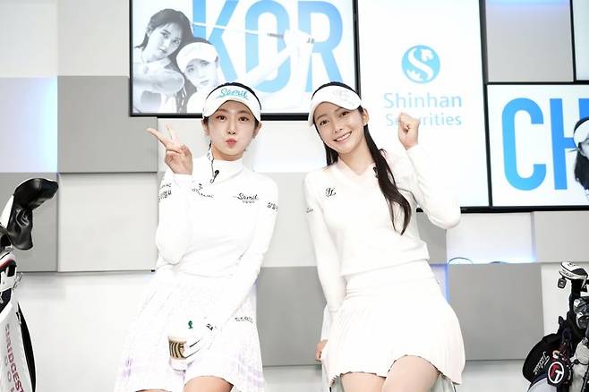 지난 21일 열린 ‘2023 신한투자증권 한중일 골프존스킨스 챌린지’ 대회 현장에서 (왼쪽부터)한국팀 대표로 참가한 안소현, 정지유 선수가 기념 사진을 촬영하고 있다. /사진=골프존