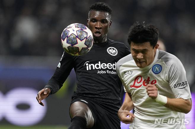 [프랑크푸르트=AP/뉴시스] 나폴리의 김민재(오른쪽)와 아인트라흐트 프랑크푸르트의 아우렐리오 부타가 22일(한국시간) 독일 프랑크푸르트 발트 슈타디온에서 열린 2022~23 UEFA 챔피언스리그 16강 1차전에서 공을 차지하기 위한 경쟁을 벌이고 있다. 2023.02.22.