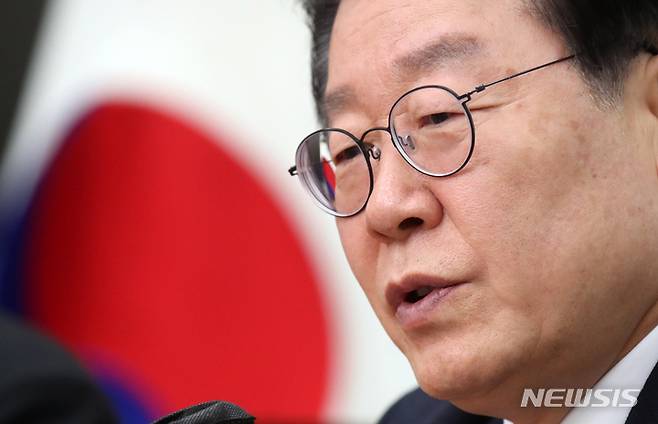 [서울=뉴시스] 고범준 기자 = 이재명 더불어민주당 대표가 22일 오전 서울 여의도 국회에서 열린 최고위원회의에서 발언하고 있다. 2023.02.22. bjko@newsis.com