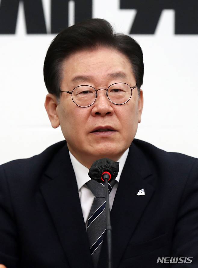 [서울=뉴시스] 고범준 기자 = 이재명 더불어민주당 대표가 22일 오전 서울 여의도 국회에서 열린 최고위원회의에서 발언하고 있다. 2023.02.22. bjko@newsis.com