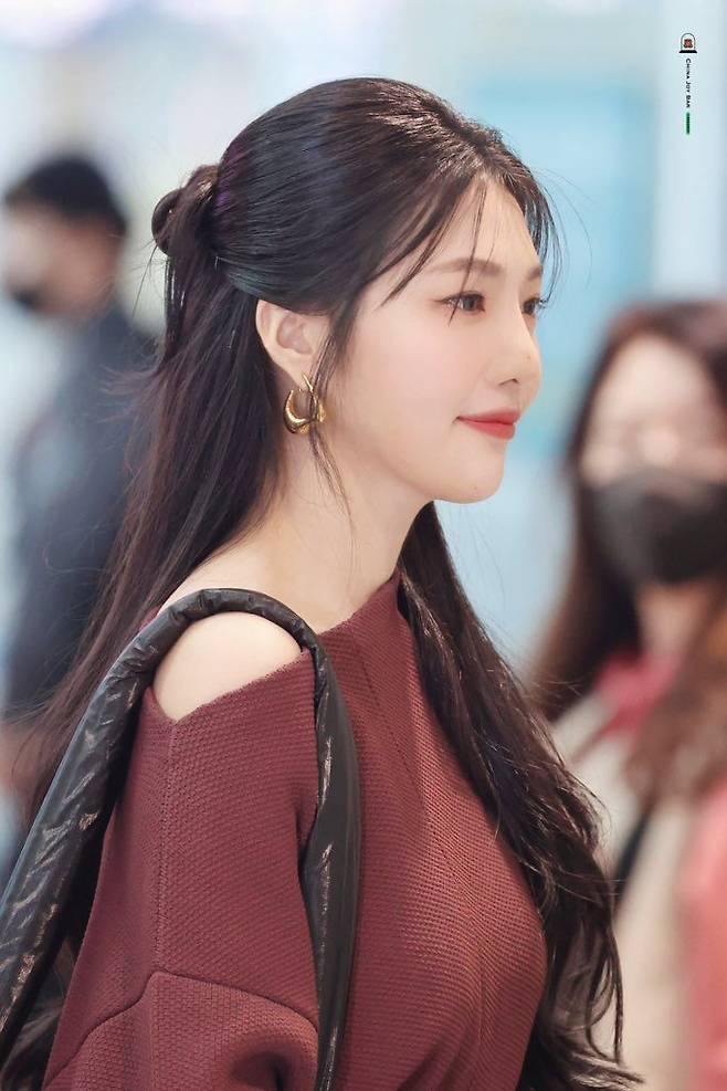 분위기가 성숙해진듯한 오늘자 밀라노 출국 레드벨벳 조이.Jpg | 커뮤니티