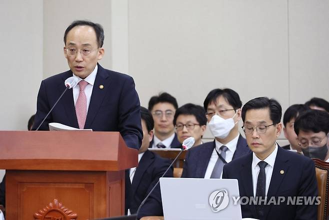 추경호 경제부총리, 기재위 업무보고 (서울=연합뉴스) 이정훈 기자 = 추경호 부총리 겸 기획재정부 장관이 22일 오전 국회에서 열린 기획재정위원회 전체회의에서 업무보고를 하고 있다. 2023.2.22 uwg806@yna.co.kr
