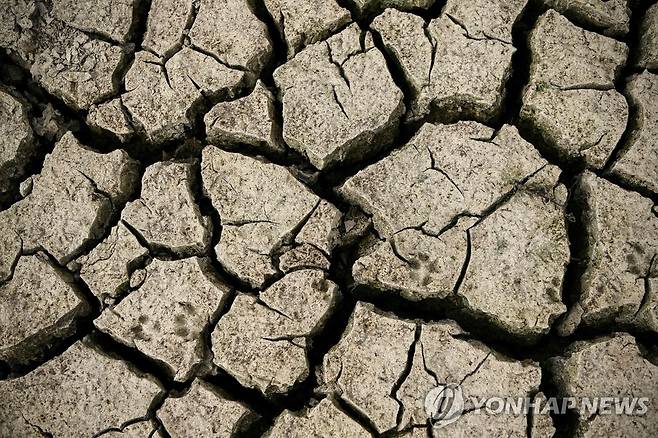 갈라진 프랑스 남서부 몽벨 호수  [AFP=연합뉴스 자료사진. 재판매 및 DB 금지]