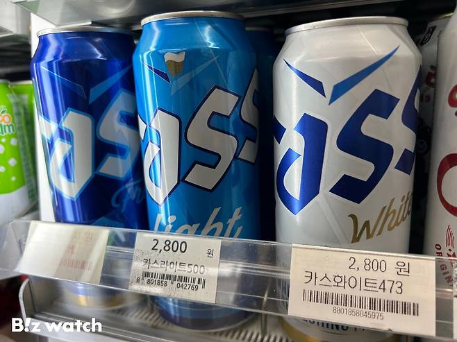 22일 서울 소재 편의점 카스·테라 캔맥주(500ml) 가격은 2800원입니다. 오비맥주가 작년 3월 가정용 캔맥주 출고가까지 인상하면서 편의점 맥주 최고가도 100원 올랐습니다. / 사진=이용준 기자