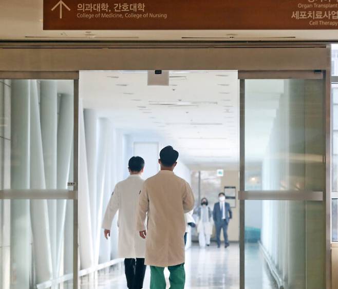 서울 시내 한 대학병원에서 의료진이 발걸음을 옮기고 있다. [사진=뉴스1]