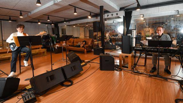 빛과 소금의 장기호(왼쪽부터)와 박성식이 21일 서울 강남구 백암아트홀 연습실에서 합주를 하고 있다. 김영원 인턴기자