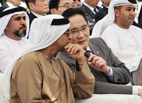 이재용 삼성전자 회장과 셰이크 만수르 빈 자예드 알 나얀 아랍에미리트 부총리가 대화를 나누고 있다. [사진=뉴시스]