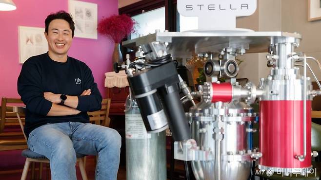 박재홍 우나스텔라 대표와 현재 개발 중인 엔진 목업(Mock-up) /사진=이기범 기자 leekb@