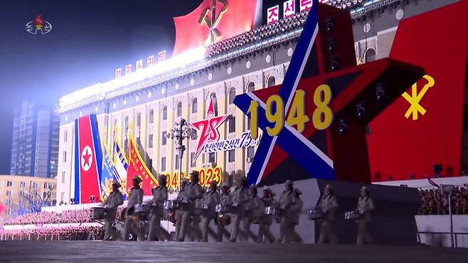 [서울=뉴시스] 정병혁 기자 = 북한 조선중앙TV는 8일 평양 김일성광장에서 조선인민군 창건 75주년 열병식을 진행했다고 9일 보도했다. (사진=조선중앙TV 캡처) 2023.02.09. photo@newsis.com *재판매 및 DB 금지