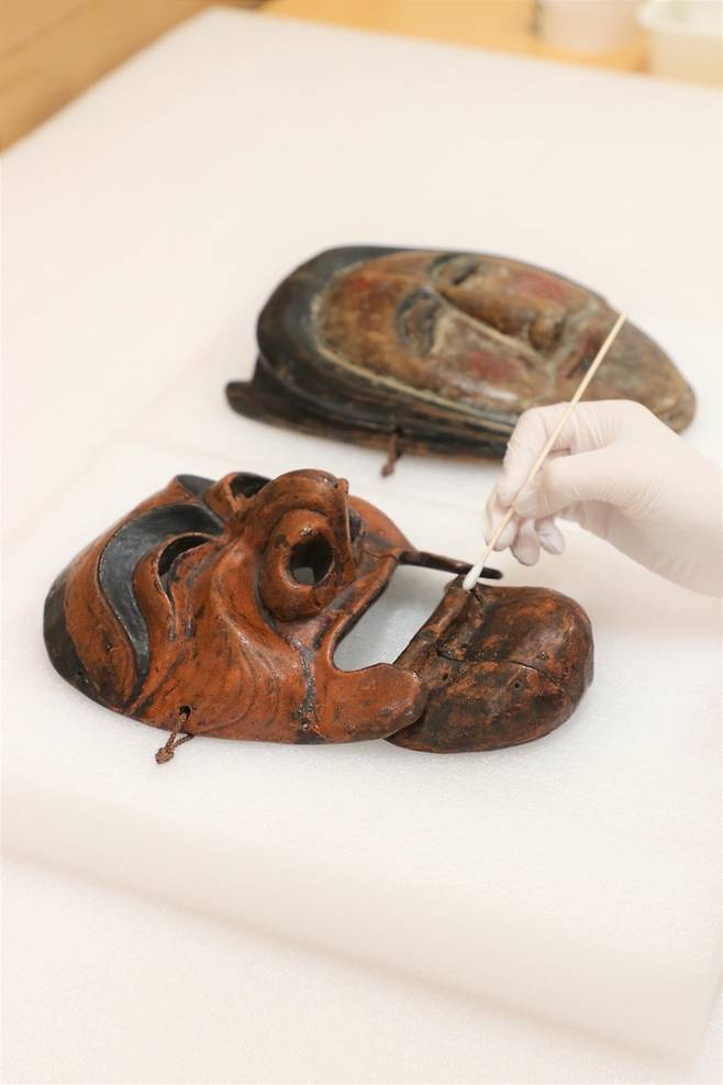 세척 작업 [국립문화재연구원 제공. 재판매 및 DB 금지]