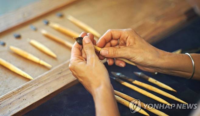 프랑스 남부 론 밸리의 선사 동굴 망드랭에서 발견된 화살촉으로 만든 화살  (AFP=연합뉴스) 22일(현지시간) 공개된 5만4천 년 된 화살촉. 프랑스 남부 론 밸리의 선사 동굴 망드랭에서 발견됐다. 2023.02.22. photo@yna.co.kr