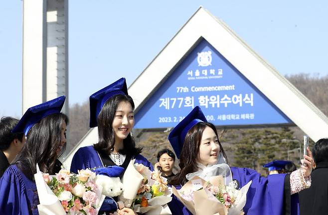 서울대학교 졸업생들이 24일 서울 관악구 서울대학교 정문 앞에서 2023년 서울대학교 제77회 학위수여식을 앞두고 기념촬영을 하고 있다.(사진=뉴시스)