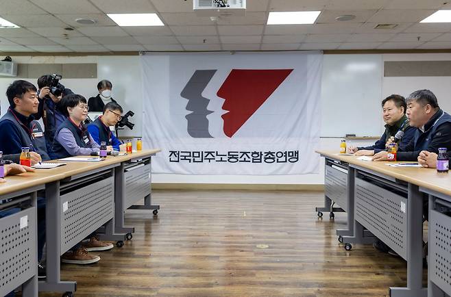 김동명 한국노동조합총연맹(한국노총, 오른쪽) 위원장이 15일 오전 서울 민주노총 교육장에서 열린 간담회에서 발언하고 있다. /연합뉴스