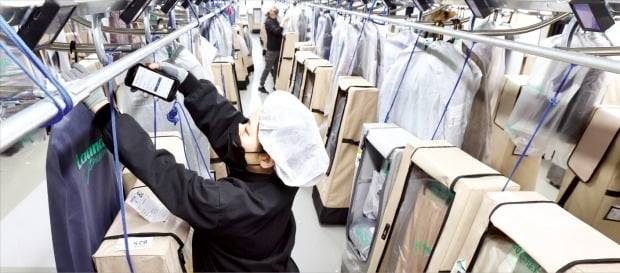 경기 군포의 한 세탁업체 직원이 16일 작업장에서 세탁물을 살펴보고 있다. 30인 미만 사업장 대다수는 지난해 주 8시간 추가연장근로제가 종료되면서 인력난에 시달리고 있다.   /김범준 기자