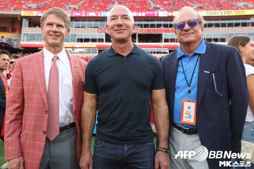지난해 9월 NFL 캔자스시티 치프스 구장을 찾은 베이조스(가운데)가 클락 헌트 치프스 구단주(왼쪽), 딘 스패노스 LA차저스 구단주(오른쪽)와 함께 사진을 찍고 있다. 사진=ⓒAFPBBNews = News1