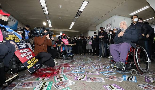 서울 용산구 삼각지역 승강장에 스티커를 무더기로 붙인 전국장애인차별철폐연대(전장연) 관계자들에 대해 경찰이 수사에 나섰다. 사진은 박경석 전장연 상임공동대표가 지난 13일 삼각지역 승강장에서 열린 '시민과 함께하는 달보기 운동 함께 선언 기자회견'에서 발언하는 모습. /사진=뉴스1