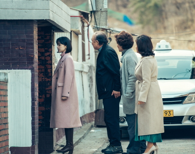 Hong Soo-hyun was picked up at the beginning of the day by Yoon Mi-ra, Yoon Joo-sang, and Kim Hye-seon.The TV CHOSUN weekend mini-series  ⁇  Red Balloon  ⁇  (written by Moon Young-nam / Directed by Jin Hyung-wook / Produced by Snake Media, High Ground) has a realistic view of the relative deprivation of Moon Young-nams writing and delicate and emotional director Jin Hyung-wook, Seo Ji-hye - Lee Sung-jae - Hong Soo-hyun - Lee Sang-woo It gives you a sense of immersion.Above all, in the last 18th episode, Hong Soo-hyun was shocked to hear that Seo Ji-hye was the one who leaked the design from the swindler who made him go bankrupt.Hanbada poured terrible tears and decided to revenge, suggested Jo Eun-gang to Travel, and advised him to drink a suspicious coffee.If you do not believe it, do not drink it. If you believe it, drink it.In this regard, Hong Soo-hyun is showing a bloody atmosphere with Yoon Mi-ra, Yoon Joo-sang, and Kim Hye-seon in a spooky look.In the early dawn of the play, the princess (Yoon Mi-ra), Yoon Joo-sang, and Kim Hye-seon are chasing after the Hanbada walking ahead.Unlike the glittering laser eyes, the princess, the pagoda, and the pagoda seem to be puzzled as if they do not know the situation at all.As soon as Hanbada stops walking and enters the main gate of any house, the three people who wondered follow him, and attention is focused on the big wave that will stir again where Hanbada is headed.