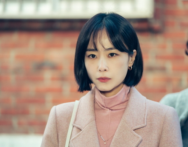 Hong Soo-hyun was picked up at the beginning of the day by Yoon Mi-ra, Yoon Joo-sang, and Kim Hye-seon.The TV CHOSUN weekend mini-series  ⁇  Red Balloon  ⁇  (written by Moon Young-nam / Directed by Jin Hyung-wook / Produced by Snake Media, High Ground) has a realistic view of the relative deprivation of Moon Young-nams writing and delicate and emotional director Jin Hyung-wook, Seo Ji-hye - Lee Sung-jae - Hong Soo-hyun - Lee Sang-woo It gives you a sense of immersion.Above all, in the last 18th episode, Hong Soo-hyun was shocked to hear that Seo Ji-hye was the one who leaked the design from the swindler who made him go bankrupt.Hanbada poured terrible tears and decided to revenge, suggested Jo Eun-gang to Travel, and advised him to drink a suspicious coffee.If you do not believe it, do not drink it. If you believe it, drink it.In this regard, Hong Soo-hyun is showing a bloody atmosphere with Yoon Mi-ra, Yoon Joo-sang, and Kim Hye-seon in a spooky look.In the early dawn of the play, the princess (Yoon Mi-ra), Yoon Joo-sang, and Kim Hye-seon are chasing after the Hanbada walking ahead.Unlike the glittering laser eyes, the princess, the pagoda, and the pagoda seem to be puzzled as if they do not know the situation at all.As soon as Hanbada stops walking and enters the main gate of any house, the three people who wondered follow him, and attention is focused on the big wave that will stir again where Hanbada is headed.