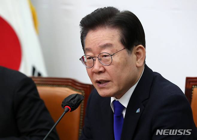 [서울=뉴시스] 이영환 기자 = 이재명 더불어민주당 대표가 24일 오전 서울 여의도 국회에서 열린 최고위원회의 에서 발언을 하고 있다. 2023.02.24. 20hwan@newsis.com